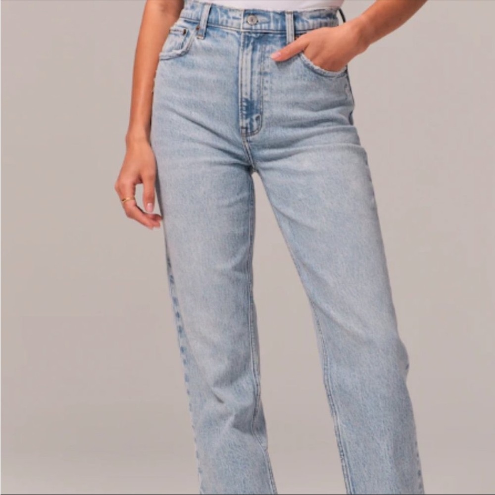 Abercrombie & Fitch Ultra HIgh Rise Ankle Straight Light Wash Jeans Size 2/26